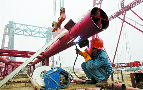 2月25日，在跨越南水北調(diào)總干渠的鄭州新鄭南段十里鋪公路橋施工現(xiàn)場，建設(shè)者在緊張地施工。