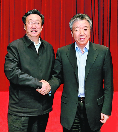 3月20日下午，在全省領(lǐng)導(dǎo)干部會議上盧展工（右）與郭庚茂（左）在鄭州親切握手。⑤2 本報記者 郭 宇