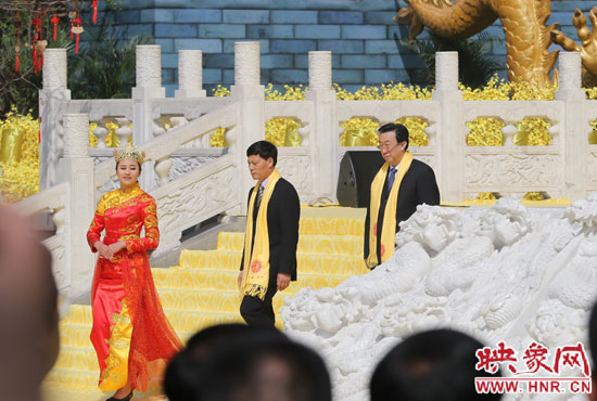 　河南省委書記、省人大常委會主任郭庚茂，河南省省長謝伏瞻敬獻(xiàn)花籃。映象網(wǎng)記者 邵恰 攝