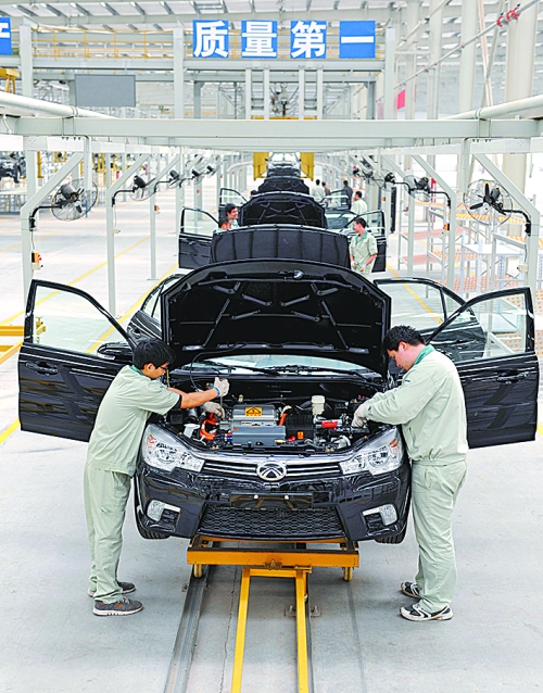 　　4月16日，新鄉(xiāng)市新能電動(dòng)汽車有限公司的工作人員在電動(dòng)汽車生產(chǎn)流水線上作業(yè)。目前，新鄉(xiāng)現(xiàn)有規(guī)模以