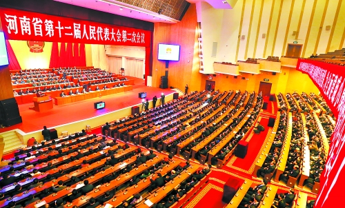 　4月1日下午，河南省第十二屆人民代表大會(huì)第二次會(huì)議在省人民會(huì)堂開幕。 記者 郭 宇 董 亮 攝