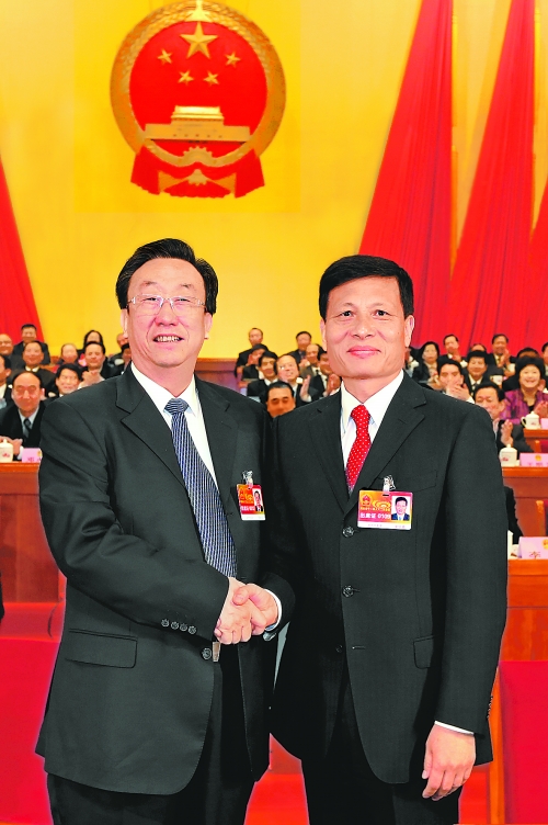 4月2日上午，新當(dāng)選的省人大常委會主任郭庚茂與新當(dāng)選的省人民政府省長謝伏瞻親切握手。郭宇 董亮 攝
