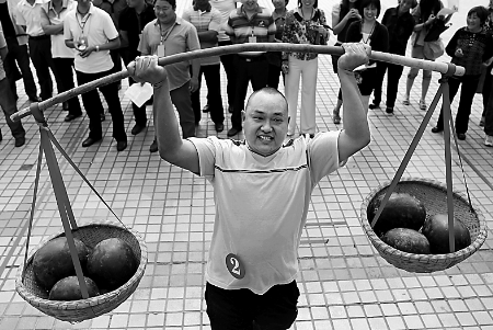 節(jié)會現場，一位瓜農正在表演西瓜舉重。