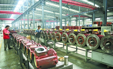 8月9日，南陽(yáng)微特防爆電機(jī)有限公司員工生產(chǎn)出口訂單產(chǎn)品。