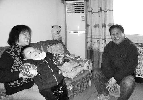 恩人找到了、飯碗保住了，張新明（右）與原竹青都開心地笑了。