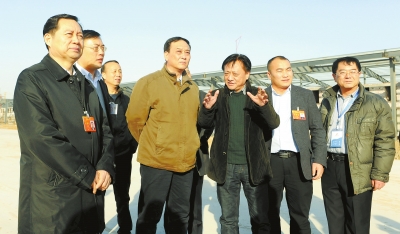 　　鄭州手拉手集團(tuán)董事長賈長明（右三）向省農(nóng)業(yè)廳廳長朱孟洲（右四），省政府副秘書長、省政府駐京辦主任