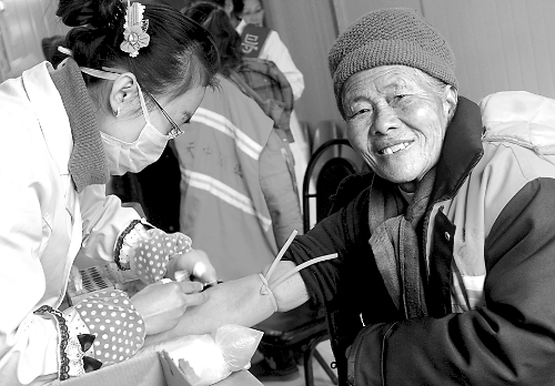 1月14日，汝南縣為全縣460多名環(huán)衛(wèi)工人免費進行心電圖、胸透等13項健康檢查，并建立了個人健康檔案