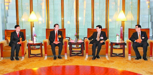 　3月24日，國務(wù)院發(fā)展研究中心主任李偉在北京會(huì)見了前來出席中國發(fā)展高層論壇“中原之夜”活動(dòng)的河南省