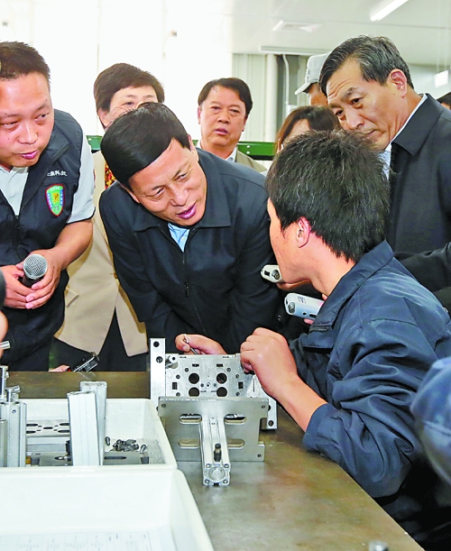 4月24日，省委副書記、省長謝伏瞻在濟源虎嶺產(chǎn)業(yè)集聚區(qū)考察。