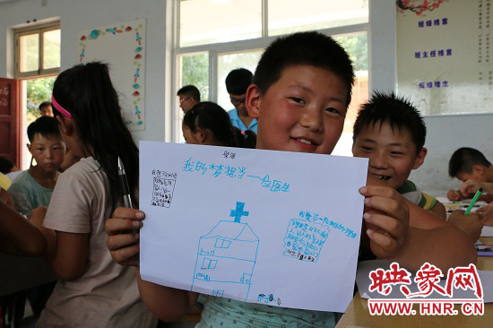 在以“中國夢”主題 的繪畫課堂上，孩子們寫下了自己的夢想