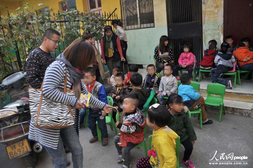 河南駐馬店市高新區(qū)一休幼兒園大門外聚集了數(shù)十位孩子家長,他們是來送孩子上學的,可是幼兒園大門卻被兩輛面包車里外堵死。周一一大早就遇到這事,不少家長特意給單位請假替孩子討要說法。