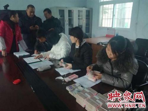 滎陽(yáng)78名貴州籍農(nóng)民工兄弟拿到工資回家啦！