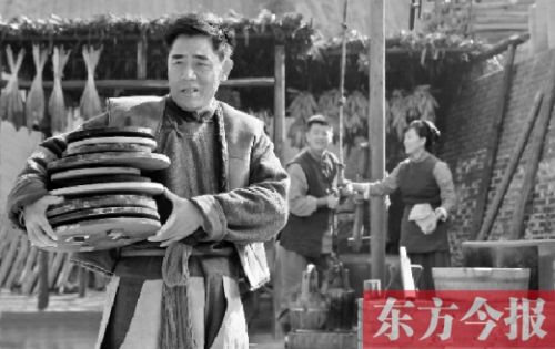 陳寶國(guó)在《大河兒女》中飾演男一號(hào)、燒制鈞瓷的手藝人賀焰生