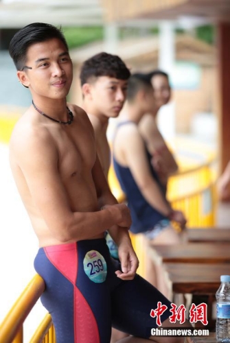 學生參加?；ㄐ２荽筚?穿比基尼秀身材