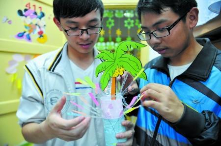 男生正把廢舊物做成裝飾品，裝扮女生寢室