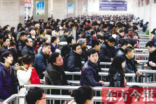 鄭州火車站迎來節(jié)后最后一波客流高峰。昨日，售票廳內(nèi)人頭攢動