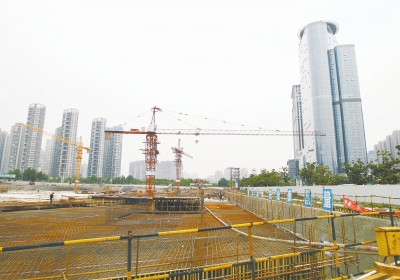 中州大道與金水東路東北角，正在建一座大型停車場(chǎng)。