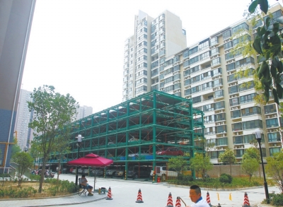 商城路與英協(xié)路交叉口附近的濱河綠苑小區(qū)內(nèi)，剛剛建好一個(gè)立體停車場(chǎng)。