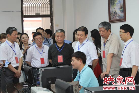 在評卷質(zhì)檢組,工作人員介紹說,今年有四級質(zhì)檢(即小組質(zhì)檢、題組質(zhì)檢、學(xué)科質(zhì)檢、省質(zhì)檢),確保嚴把質(zhì)量
