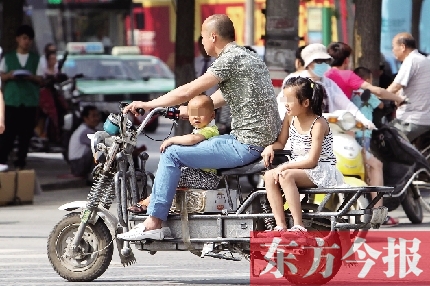 這樣帶著孩子，一個(gè)剎車(chē)，孩子就有可能摔下車(chē)