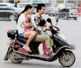 帶著孩子騎電動(dòng)車(chē)，安全一定要放在第一位。