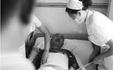 昨天，鄭州市第一人民醫(yī)院，被打傷的鄭州管城區(qū)執(zhí)法隊員唐建偉在接受治療。