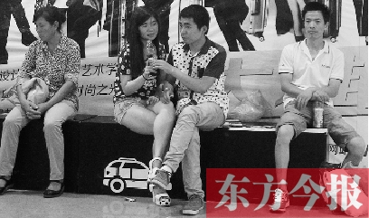 昨天，火車站地一大道納涼點已有許多市民坐在商場的椅子上乘涼