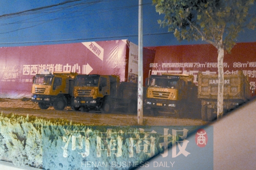 昨夜，記者發(fā)現(xiàn)一些工地外，渣土車們正在“休息”記者 鄧萬里/攝
