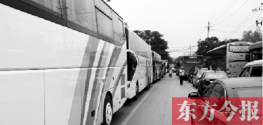 昨日，只能由東向西單行的鄭州市城南路上，闖進(jìn)了由西向東行駛的大巴車(chē)，造成嚴(yán)重交通擁堵