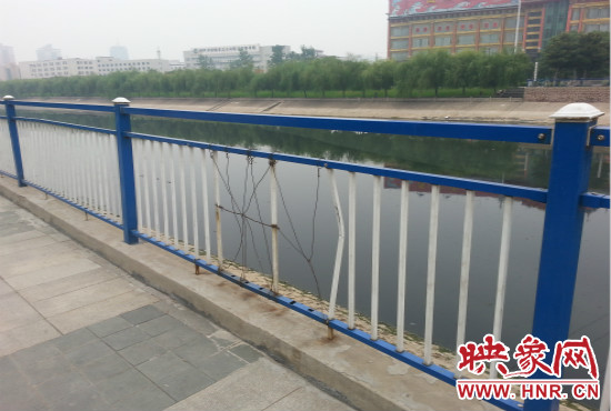 公園內(nèi)多個護欄中間的鋼筋條不翼而飛，僅僅是用幾根細細鐵絲纏住。