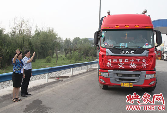 運送救災物質的貨車出發(fā),奔赴災區(qū)。