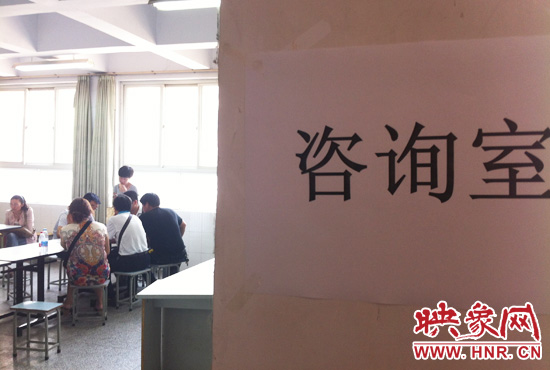 在金水區(qū)教體局設(shè)立的“復(fù)議”現(xiàn)場，家長們提出了各式各樣的問題。