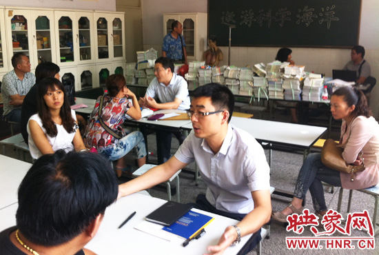 各區(qū)受理咨詢的教育部門工作人員對于提出的問題一一作出解答。