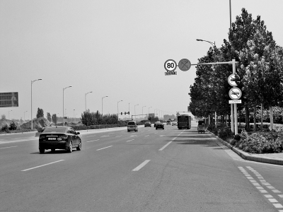 走訪鄭開大道，記者發(fā)現(xiàn)路上的限速標(biāo)志已明顯減少。