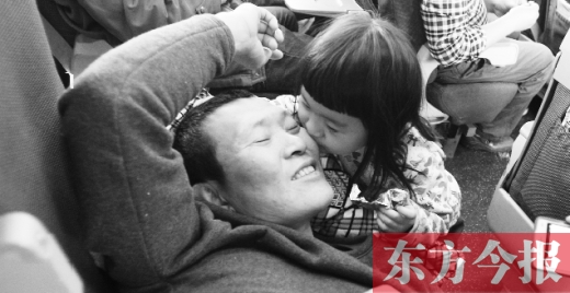 女兒嘟嘟不時(shí)的親吻是他最好的“鎮(zhèn)痛藥”。