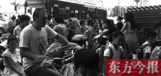 9月4日下午，文化路一小附近，大批陪讀家長接孩子。