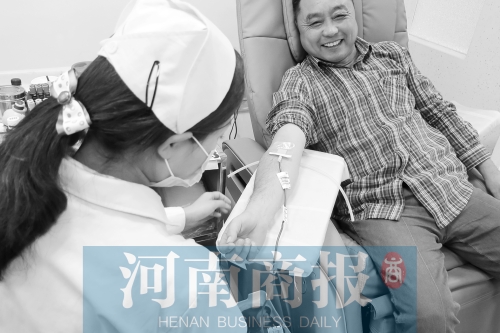 昨天，有市民看了商報(bào)報(bào)道后，前往獻(xiàn)血點(diǎn)獻(xiàn)血 記者 張郁/攝