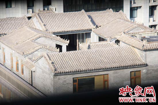 這座建筑里面的裝修奢華考究，門窗和吊頂均為紅木。