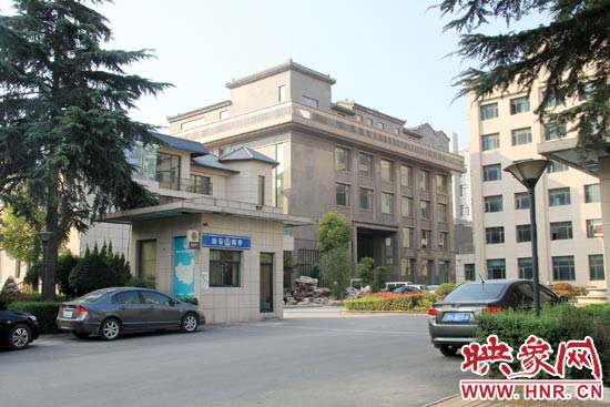 據(jù)這座建筑的一名工作人員稱，整座建筑為海龍集團所有，房屋建成之后用作公司紅木家具展示。