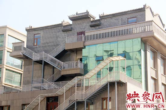 這座建筑的背面，已建好步梯。