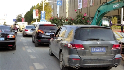 中原路華山路口，花壇擋了進(jìn)入地下商場的車流
