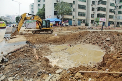 漢江路與行云路口，施工挖斷天然氣管道。