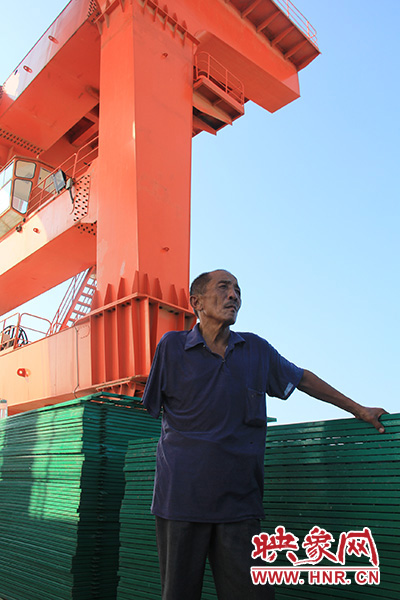 2014年7月31日，淅川縣九重鎮(zhèn)陶岔村獨(dú)臂護(hù)水員李進(jìn)群在淅川渠首。