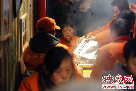 鄭州黃河路衛(wèi)生路附近一家火鍋店，宴請(qǐng)130名環(huán)衛(wèi)工人吃火鍋。