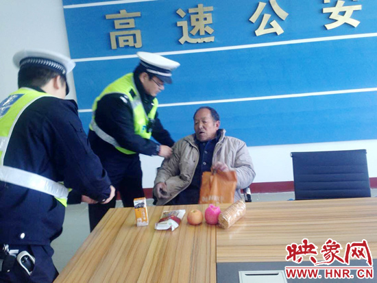 民警將老人帶回駐地。