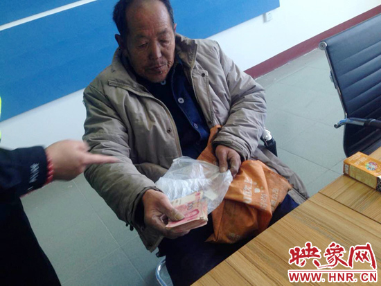 在把老人帶回駐地后，老人竟又從身上掏出幾千元現(xiàn)金要塞給民警。