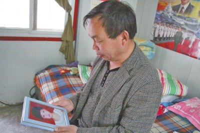 　每次想起自己3歲小孫女的無辜離世，老高都深深地悔恨自己交友不慎