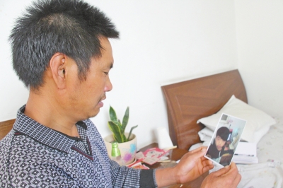 46歲的山村農(nóng)民祁振崗在失去兒子的同時(shí)，又陷入了“沒錢帶兒子回家”的揪心之痛中。