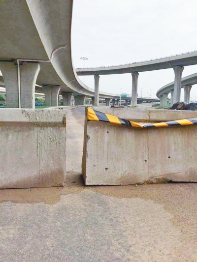  京廣快速路北延地面道路北三環(huán)入口處，一排石墩擋道，不讓入內(nèi)。