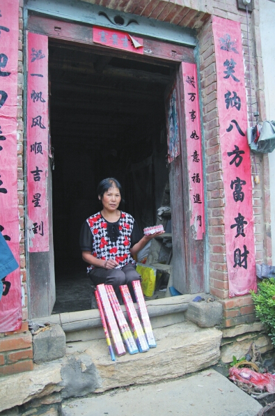 村民楊女士買來(lái)閃光雷、爆竹防衛(wèi)